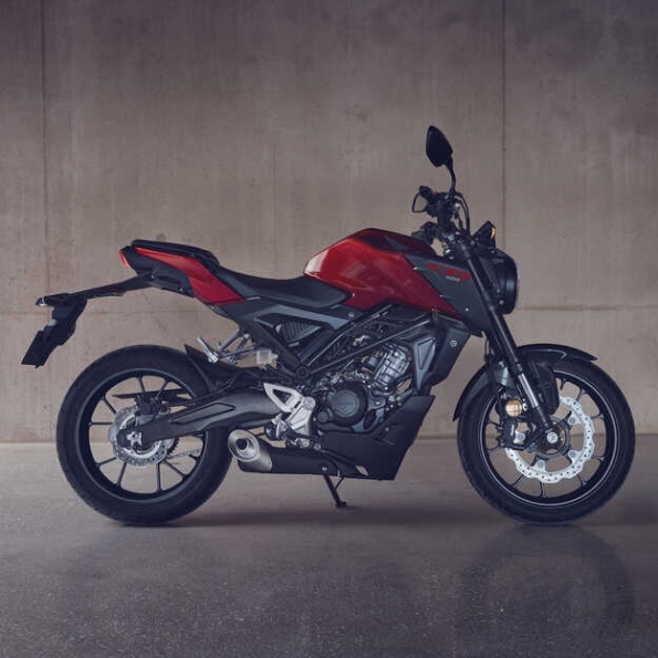 Muoviti con stile con la CB125R e la moto la paghi solo la metà*!