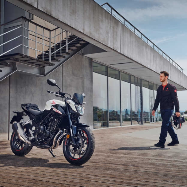 Parti in vacanza con CB500 Hornet e la moto la paghi solo la metà!